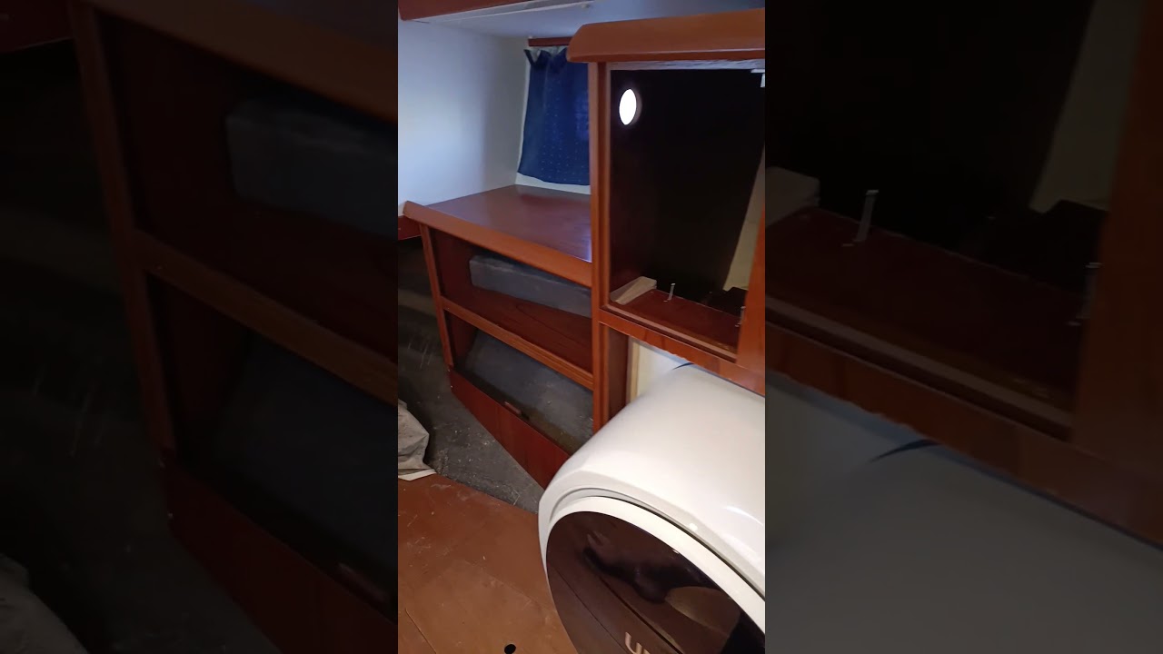 ⁣Installation Lave Linge dans le voilier ... dur dur le sur-mesure !!!