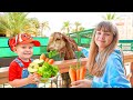 Diana Roma Y Oliver Alimentan A Los Animales En El Parque Zoológico De Los Emiratos