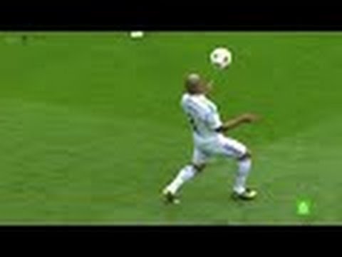 Roberto Carlos amazing pass in Real Madrid legends charity game