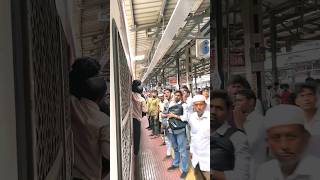 Mumbai local Kurla station 🚉😱#vairalvideo #kurlastation #train #amchimumbai #indianrailways