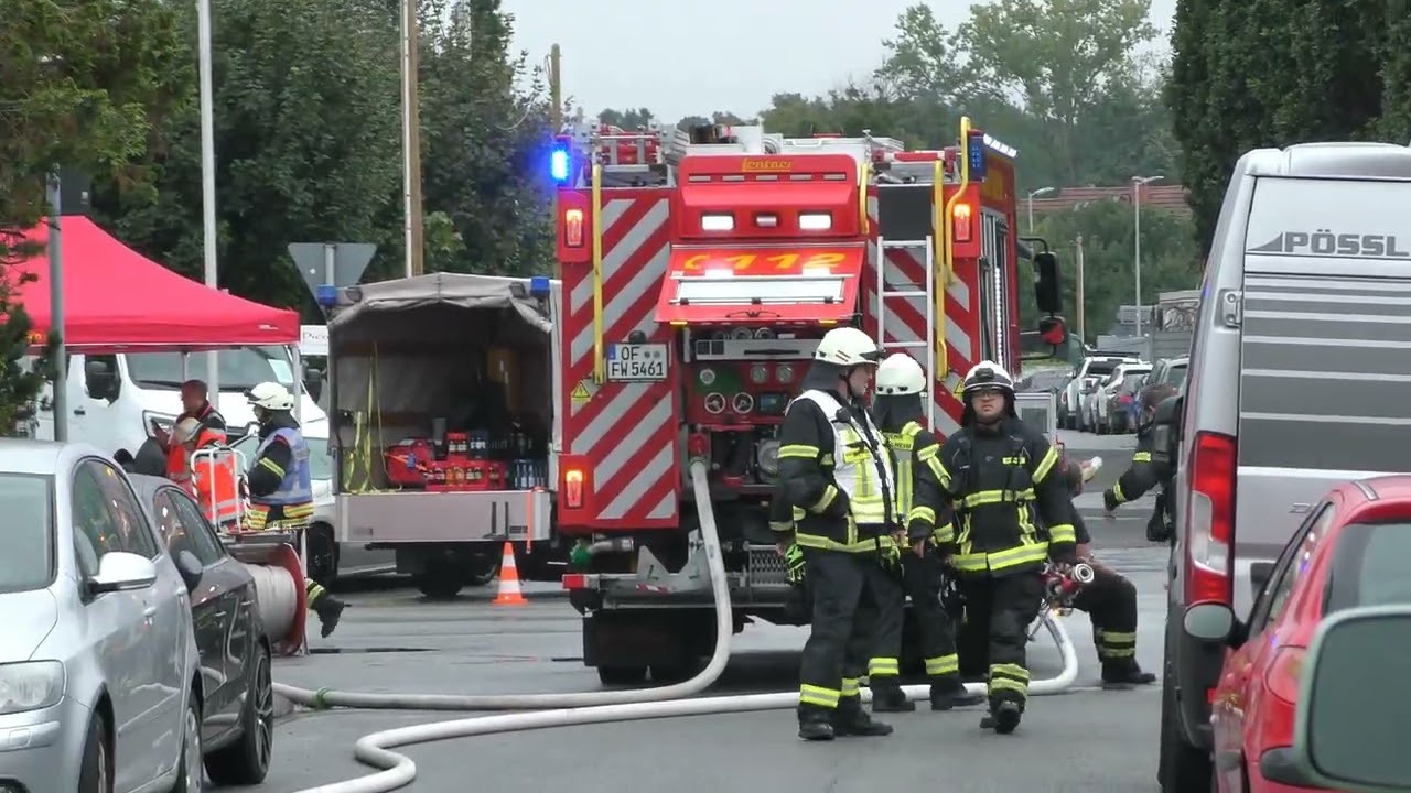 Feuer in Gewerbehalle von Schaustellerbetrieb - Menschenleben in Gefahr