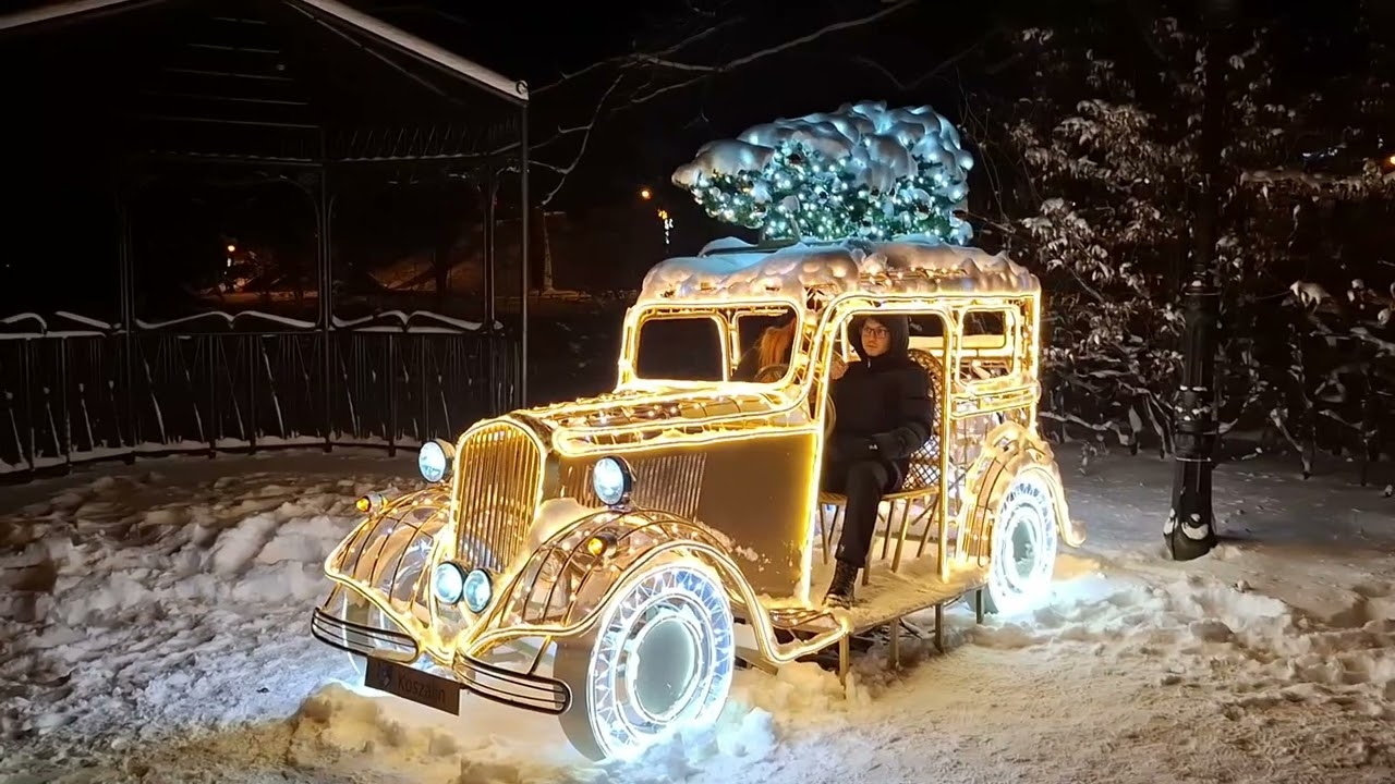 Park w Koszalinie po zmroku. Śnieg i iluminacje