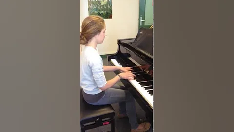 Mina Henderson speelt piano tijdens de Open Dag va...