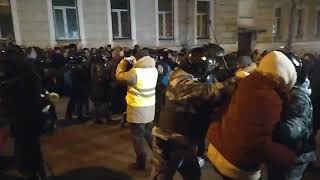 В Дмитровском переулке в Москве протестующих избивают дубинками!