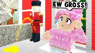TRYING BUILDING HACKS WITH THE NEW CHRISTMAS UPDATE ON BLOXBURG! (Roblox)