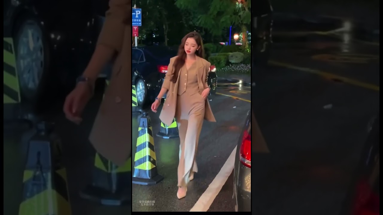 Fashionable Korean girls walking through 🫶￼