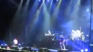Chester Bennington quebra o braço no Show -- Linkin Park LP