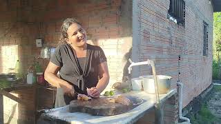 Fiz galinha no molho para o jantar 