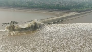 Spectacular tidal bore along Qiantang river mesmerizes thousands in east China