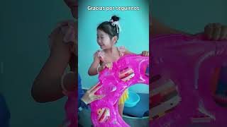 El oficial Conejo ayuda a una niña a fabricar un flotador #humor #infantil