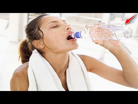 Βίντεο: Πώς, πότε και πόσο νερό πίνει