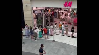 Очередь в H&M в ТЦ \