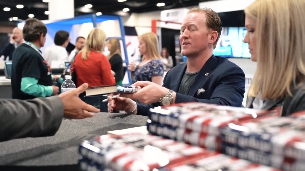 Robert O'Neill Book Signing | The Operator - YouTube