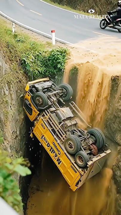 Rem Blong! Detik-Detik Truk Terguling di Tikungan Tajam