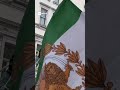 Folla in giubilo quando un uomo in un balzo cambia il vessillo all'ambasciata iraniana a Londra
