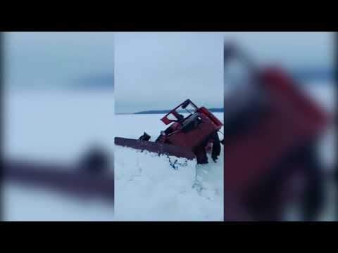 В Тверской области трактор провалился в озеро во время расчистки ледовой переправы