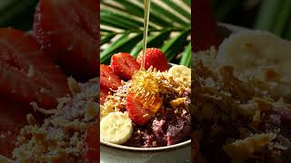 Healthy Breakfast: Berry Smoothie Bowl with Fresh Fruit