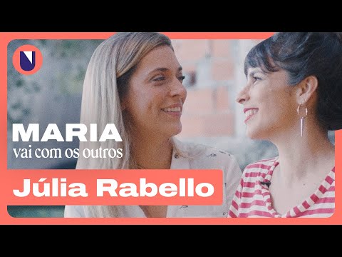 Júlia Rabello diz ter pavor de suruba e como namora gringo sem falar inglês