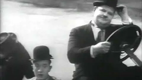 LAUREL & HARDY - The Crumbling Car