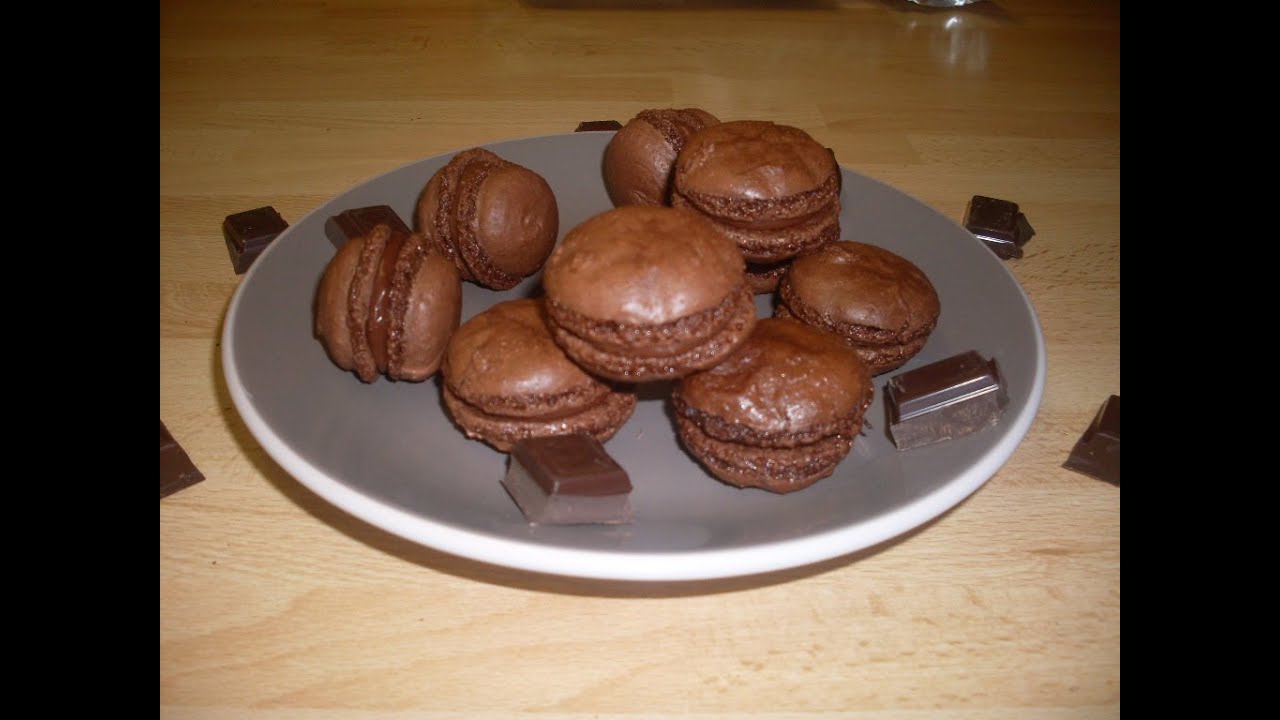 Comment faire des macarons tout chocolat - RECETTE DE MACARON - YouTube