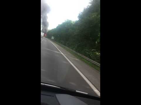 Ontploffing brandende vrachtwagen op E19 in Zemst