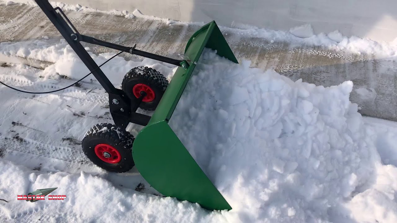 Мини погрузчик с отвалом при уборке снега