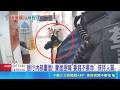 警察持盾牌圍捕銀行搶匪