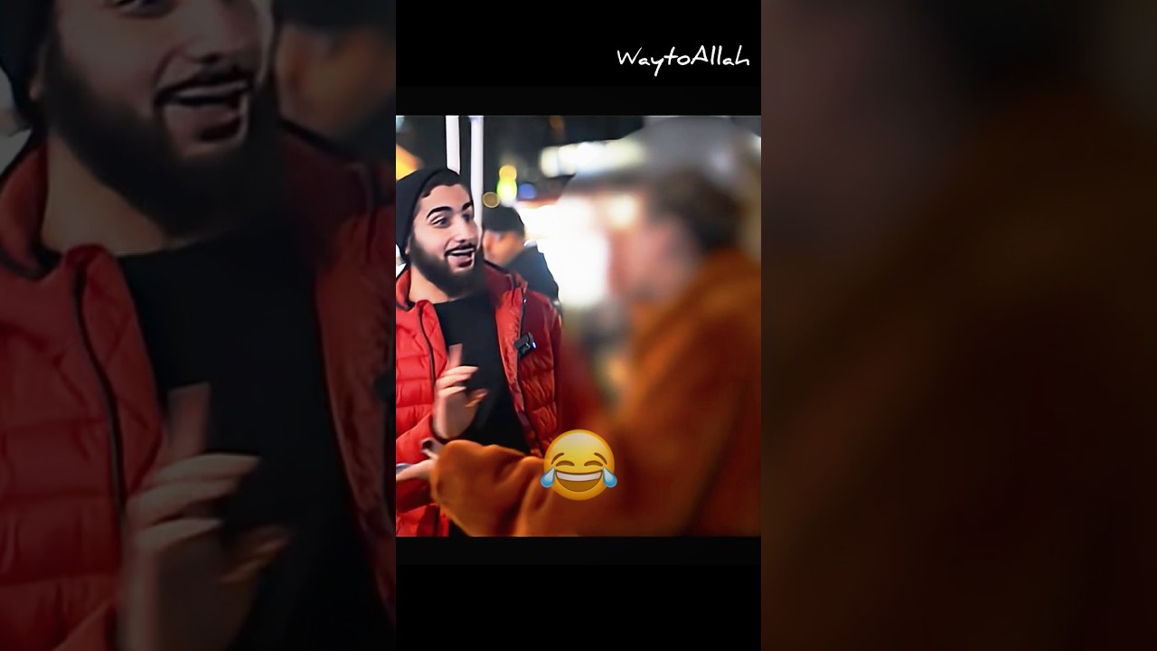 Молодая девушка пытается обнять брата-мусульманина 😂 