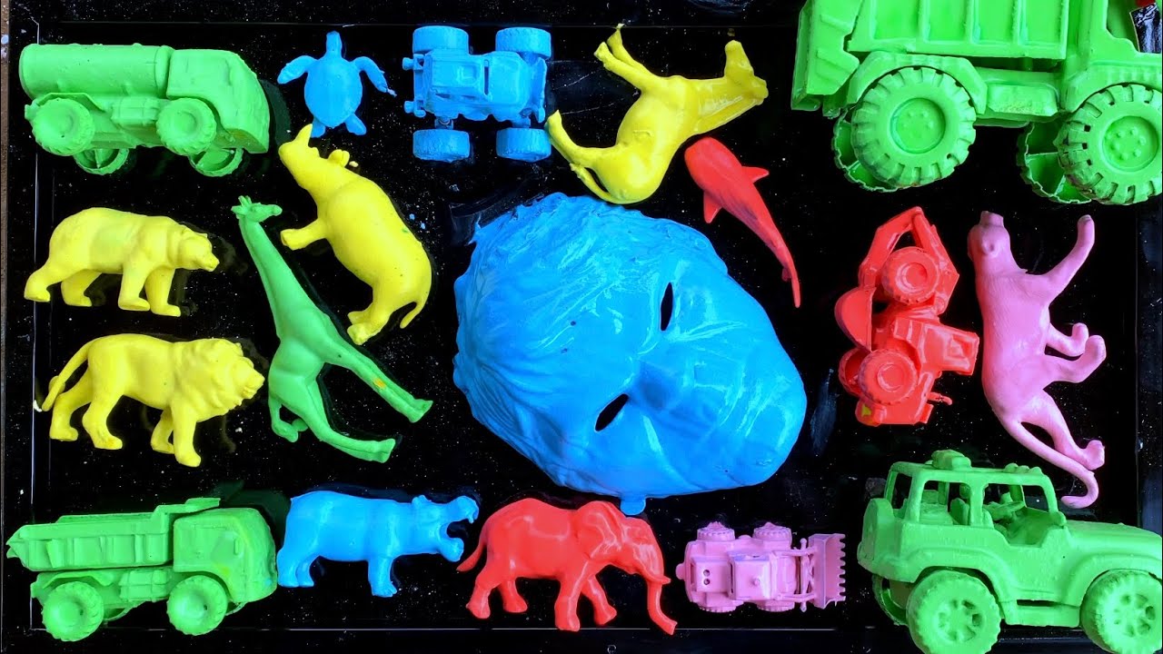 Membersihkan mainan mobil mobilan,gajah,singa,buldoser,exsavator,kuda.