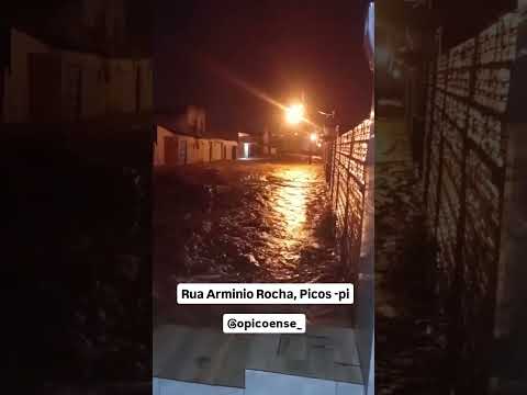 Temporal provoca alagamentos e destruição em Picos na madrugada desta terça-feira, 14 de janeiro