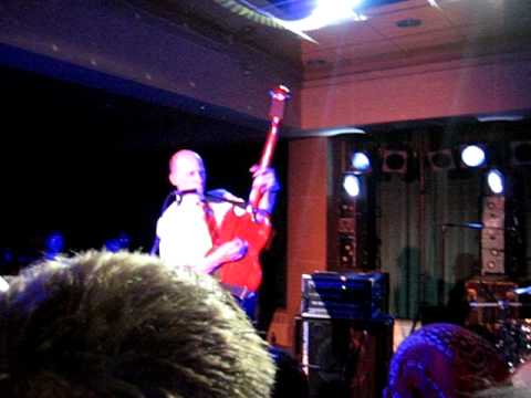 The Presidents of the USA - Guitar Noodling LIVE (5-5-2006, Duluth, MN)