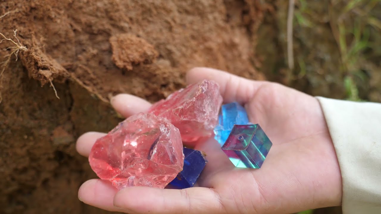 Красные кристаллы образуются в глубоких горных вулканических породах/бирюза, цитрин, синий кристалл.