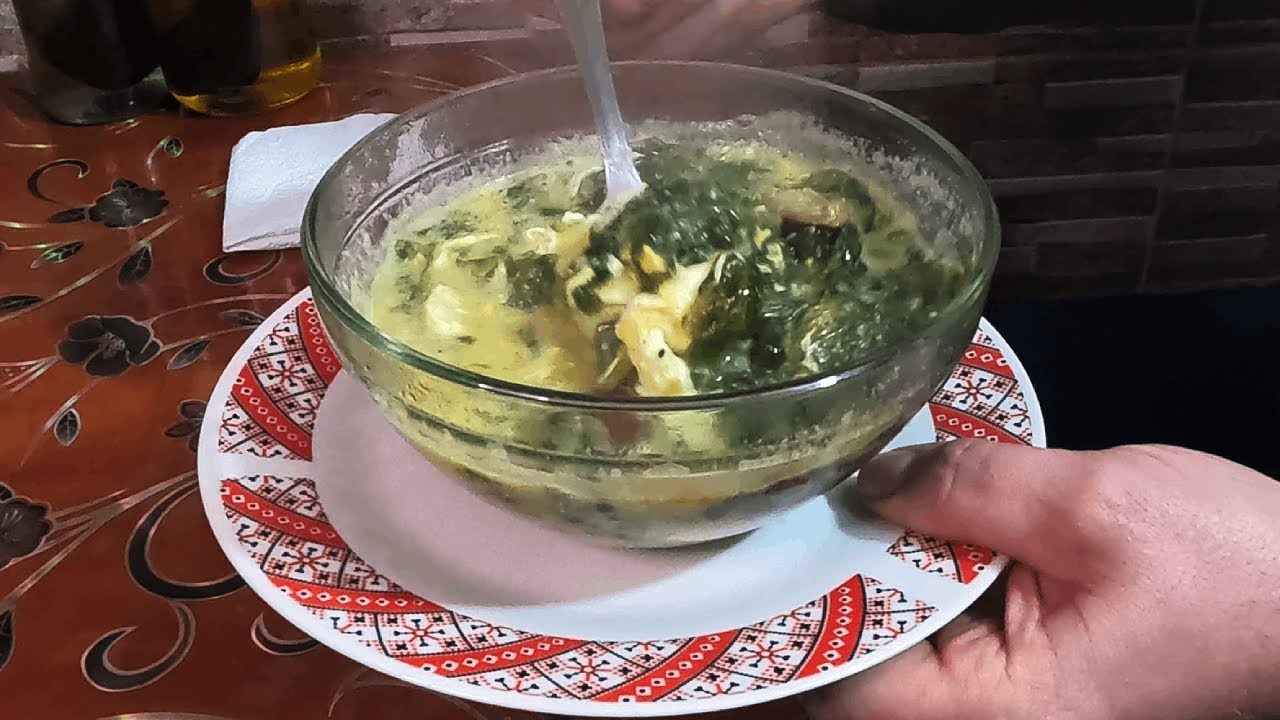 Zeama de salata verde cu slanina si carnati