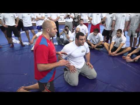 Как сбросить своего противника - техника Федора Емельяненко. Mount escape by Fedor Emelianenko