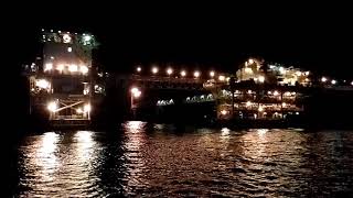 Suasana platform di lepas pantai saat malam hari