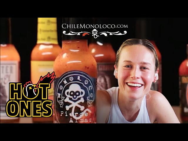 Brie Larson probando la salsa picante PierdeAlmas de Chile Monoloco en Hot Ones temporada 12