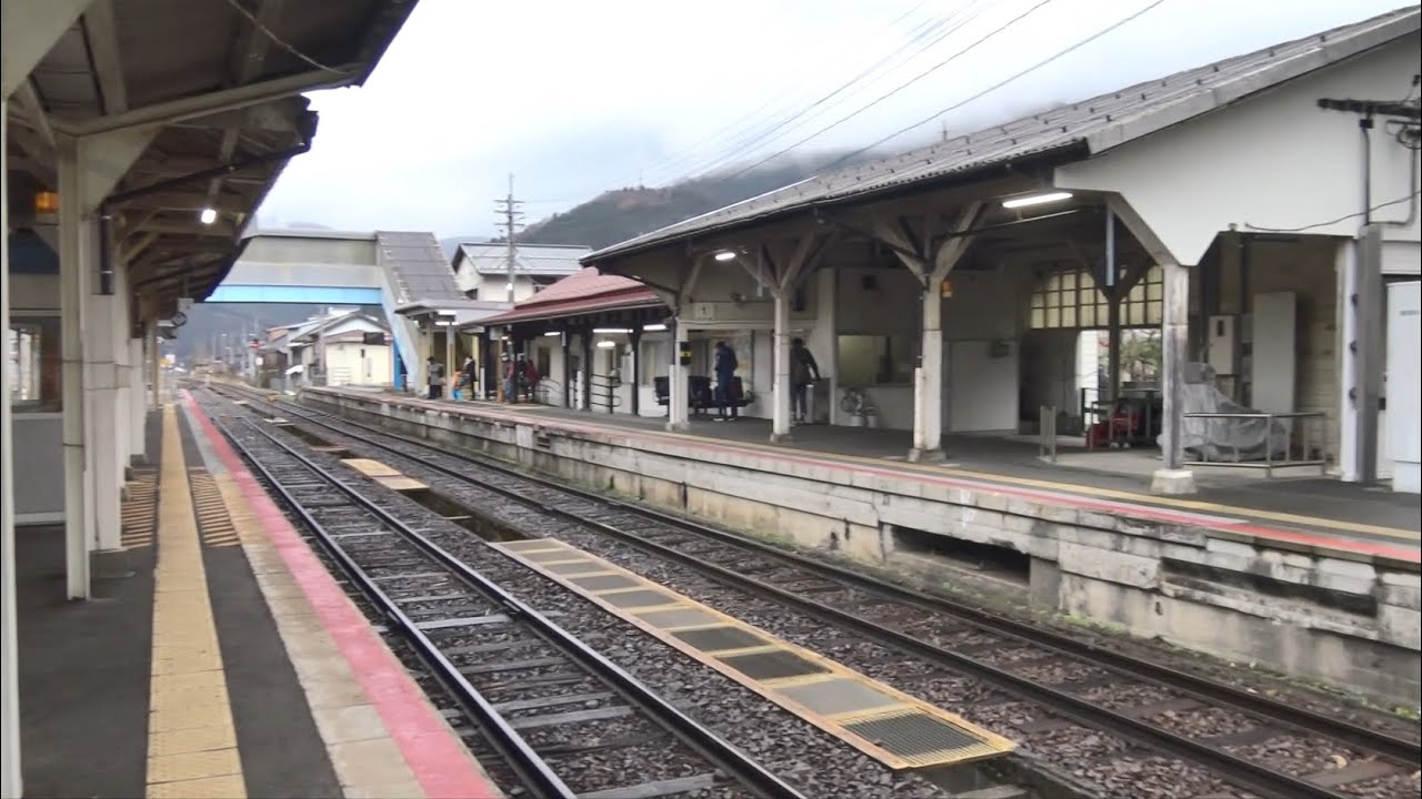 因美線と智頭急行線が接続する智頭駅構内の風景