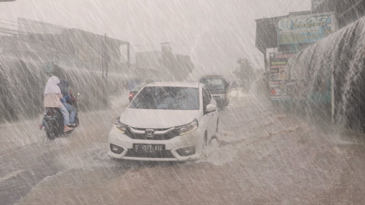 Свирепый шторм продолжает обрушиваться на деревню, момент страха и напряжения