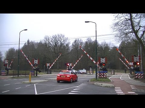 Spoorwegovergang Baarn // Dutch railroad crossing