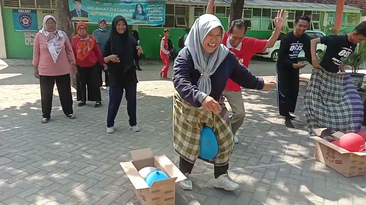 Semarak HUT RI ke 77 guru SMP Negeri 2 Kertosono