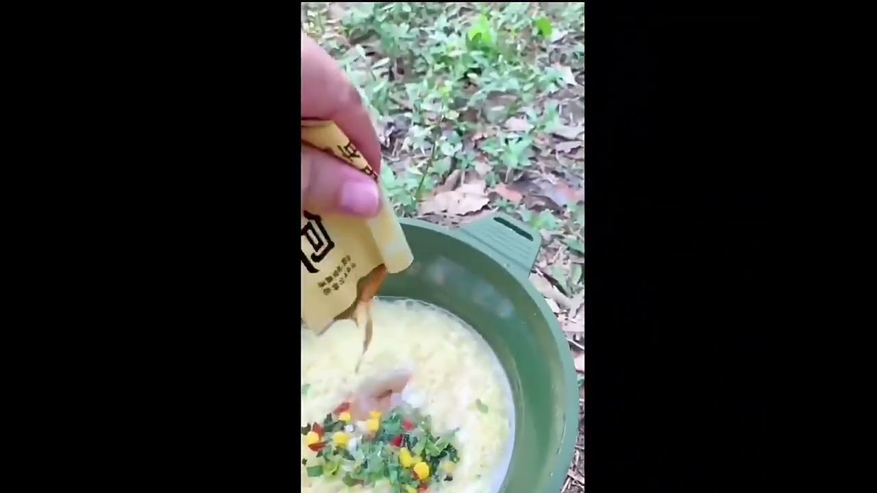 Foldable silicone camping kitchenware set. 