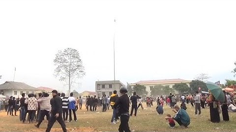 lễ hội ném còn ngày Tết và trò chơi trèo cột mỡ cực gây cấn