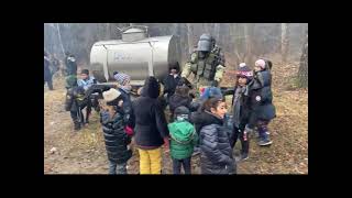 Милота дня  Белорусский военный качает детишек беженцев
