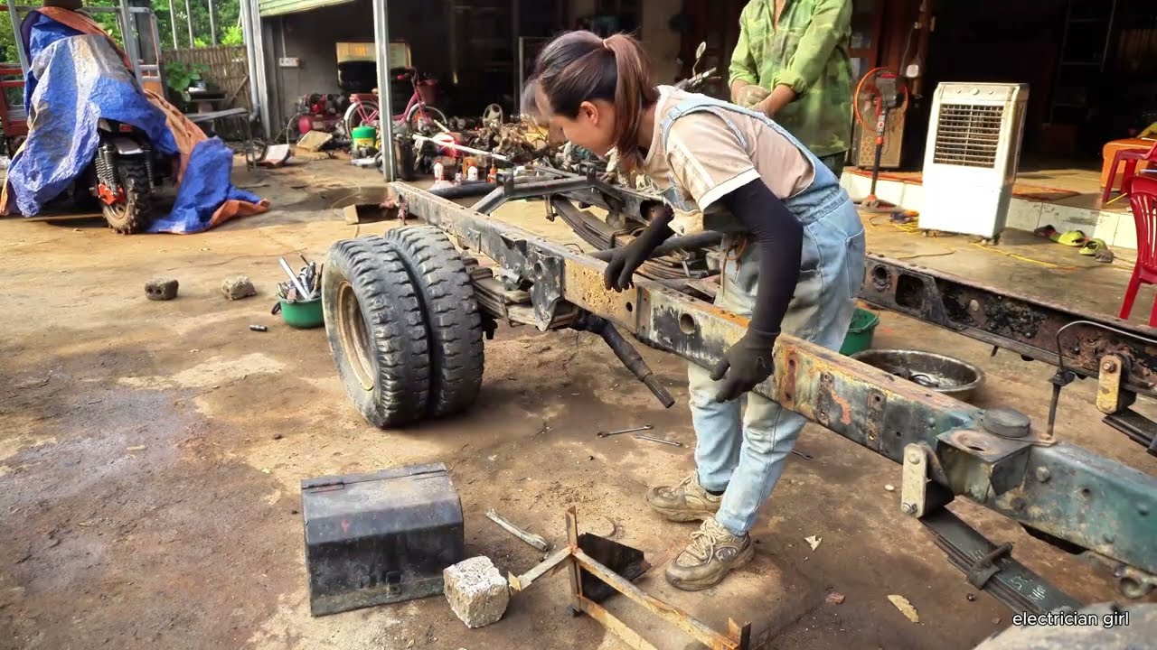 🚘 The spectacular transformation of 2 scrap cars into new monsters in just 30 days. Can she do it?