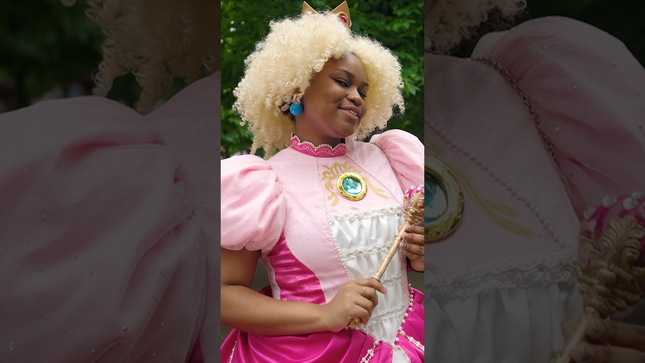 😍BEAUTIFUL Princess Peach Cosplay😍 Mario characters in real life😍 filmed at MCM London
