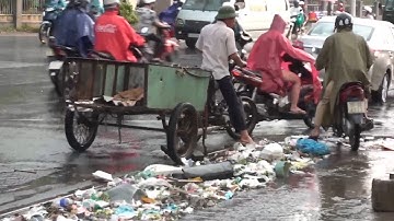 Rác thải phủ kín hệ thống thoát nước gây ngập ở Đồng Nai