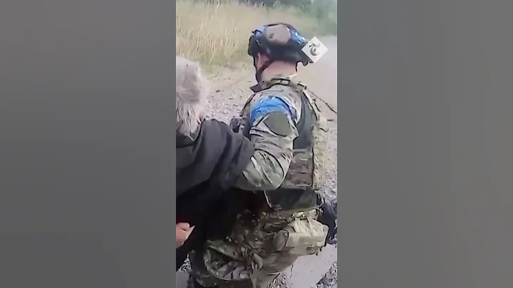 Ukrainian troops evacuate elderly civilians from Kharkiv frontline near the Russian border - DayDayNews