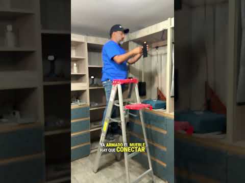 Una forma sencilla de iluminar un vestidor es con tiras led flexibles