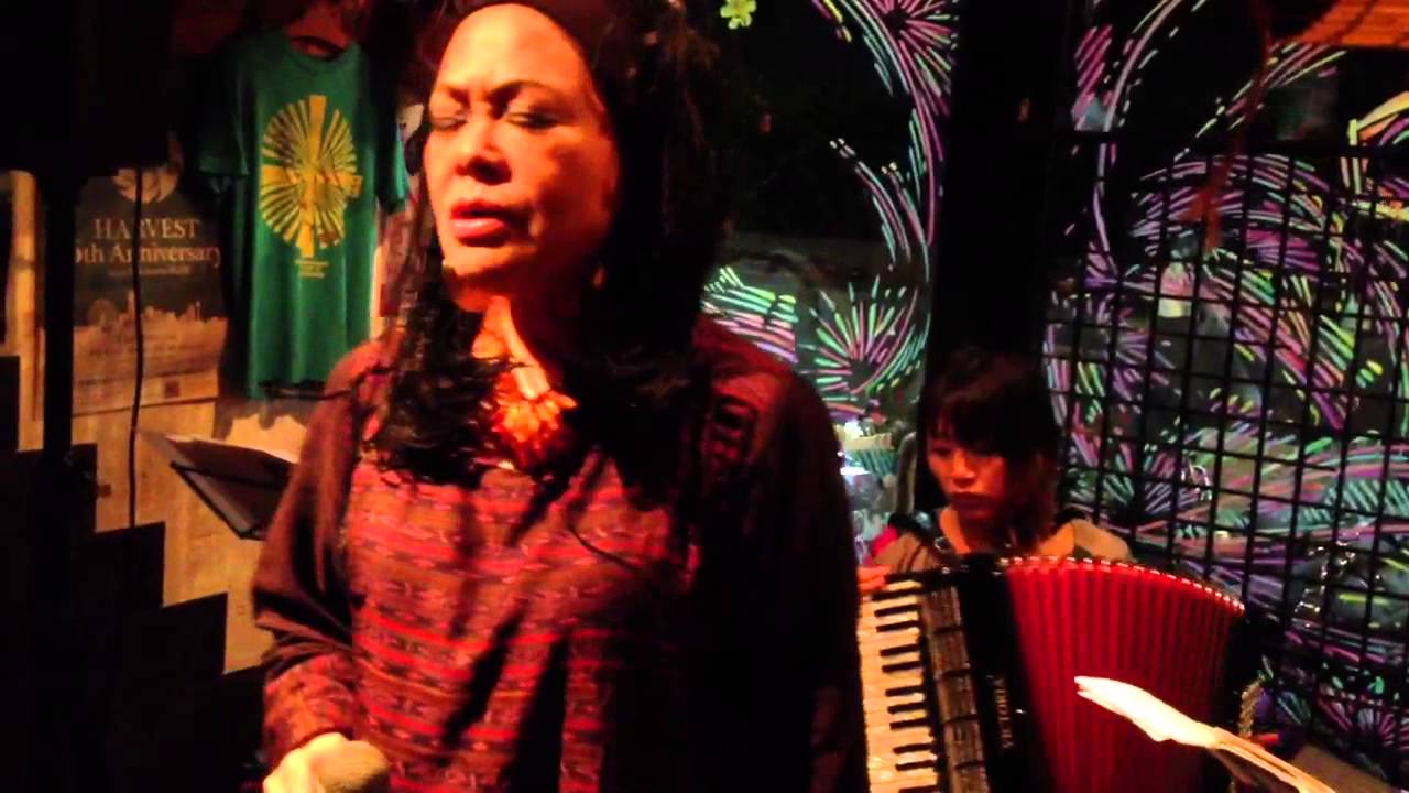 酒井俊「四丁目の犬〜ヨイトマケの唄」＠Bar Chit Chat - YouTube