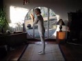 Натали Дроэн у круглой двери во Франции